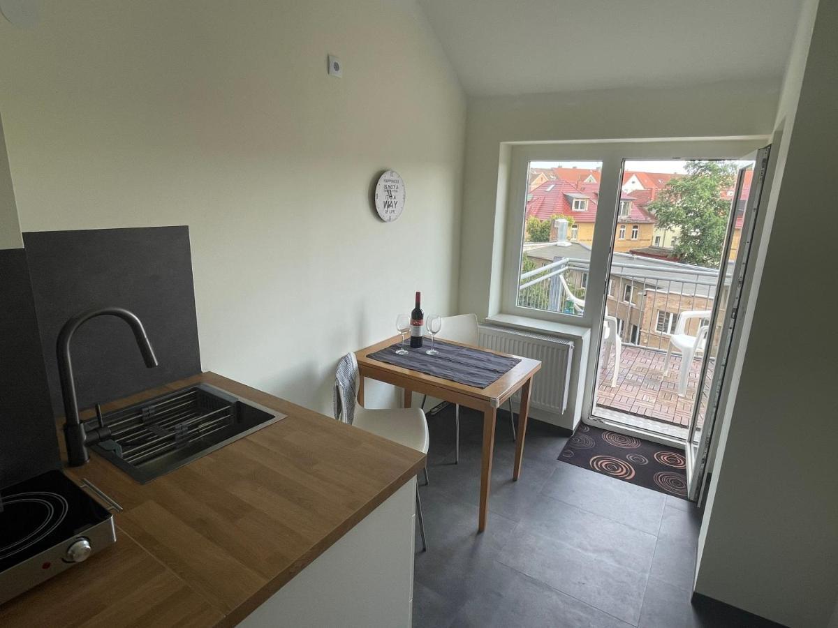 Schoene Neue 4 Zimmer Wohnung Mit Sued-Balkon Bis 8 Personen Naumburg  Exterior foto