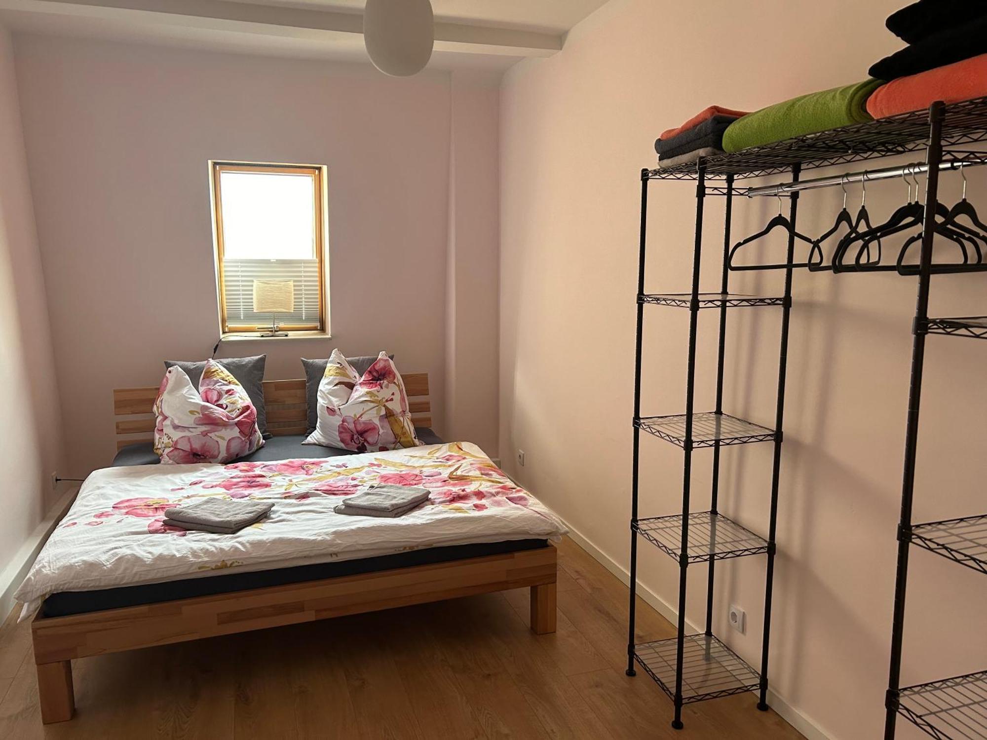 Schoene Neue 4 Zimmer Wohnung Mit Sued-Balkon Bis 8 Personen Naumburg  Exterior foto