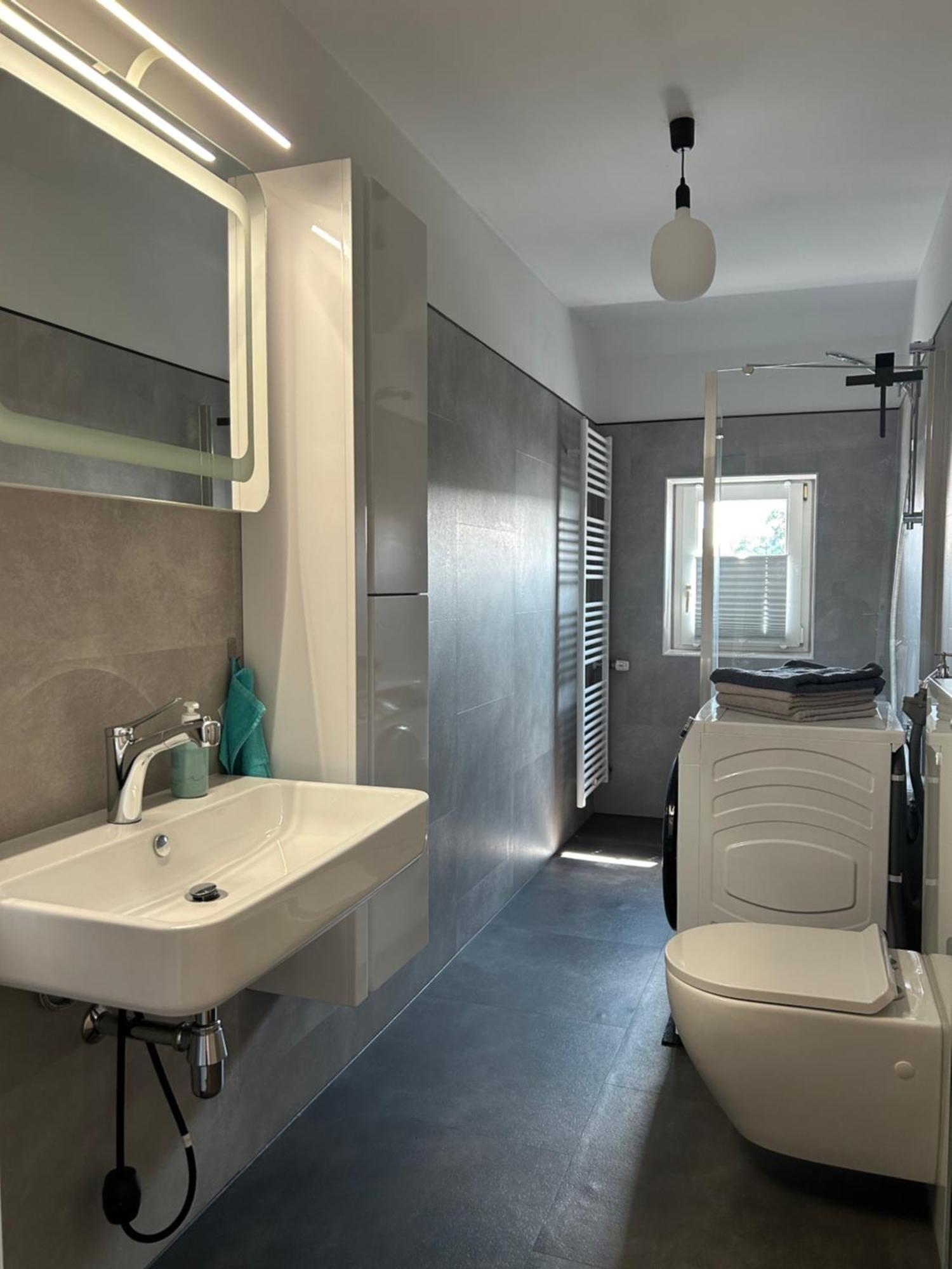 Schoene Neue 4 Zimmer Wohnung Mit Sued-Balkon Bis 8 Personen Naumburg  Exterior foto