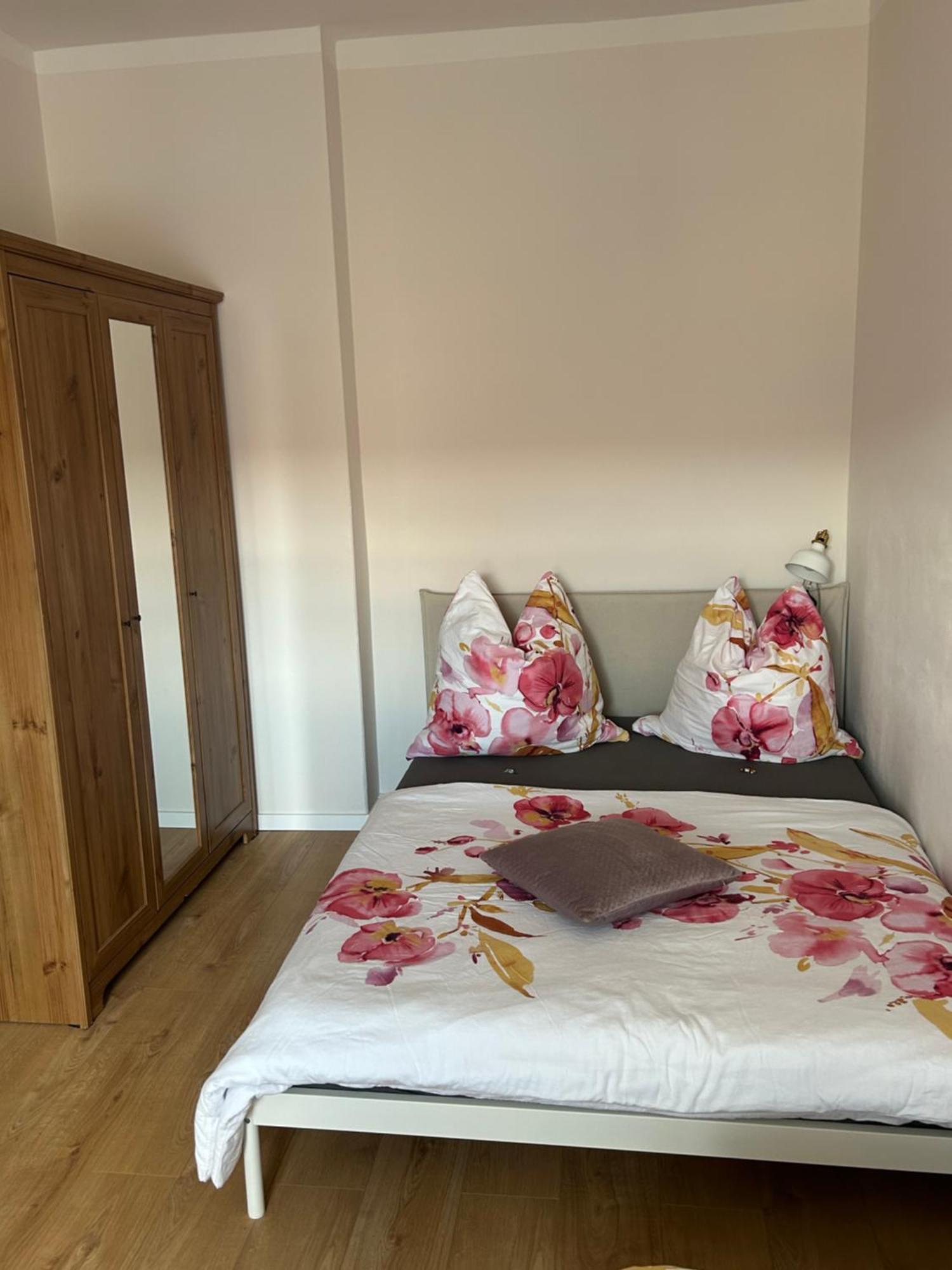 Schoene Neue 4 Zimmer Wohnung Mit Sued-Balkon Bis 8 Personen Naumburg  Exterior foto