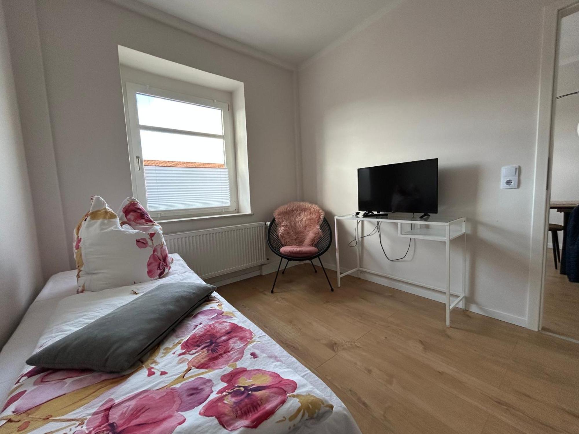 Schoene Neue 4 Zimmer Wohnung Mit Sued-Balkon Bis 8 Personen Naumburg  Exterior foto